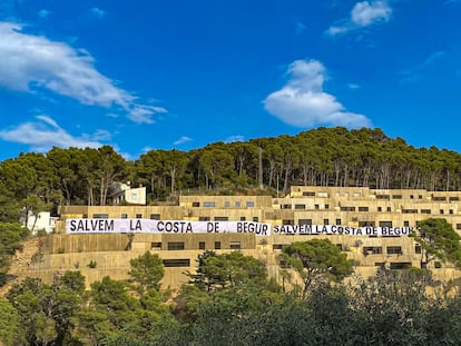 La plataforma ecologista 'Sos Costa Brava' protesta contra la urbanización Sa Riera Living, construida sobre tres hectáreas de pinar en la costa de Begur (Girona), el 30 de julio.