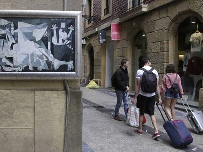 Un grupo de turistas pasea por la parte vieja de San Sebastián