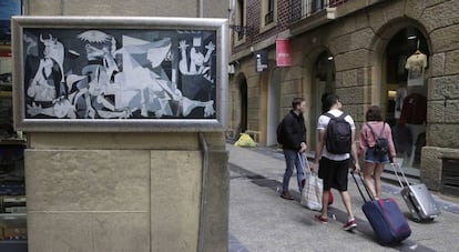 Un grupo de turistas pasea por la parte vieja de San Sebastián