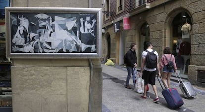 Un grupo de turistas pasea por la parte vieja de San Sebastián