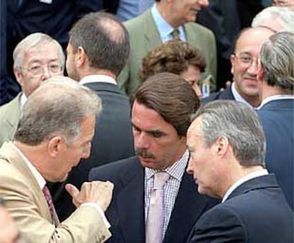 José María Aznar dialoga con el nuevo embajador en Marruecos, Fernando Arias-Salgado, y con Josep Piqué.