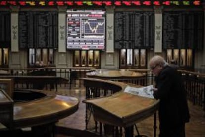 Panel en la bolsa de Madrid que muestra el principal indicador de la Bolsa española, el IBEX 35. EFE/Archivo