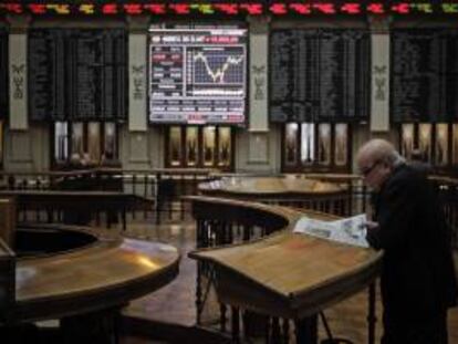 Panel en la bolsa de Madrid que muestra el principal indicador de la Bolsa española, el IBEX 35. EFE/Archivo