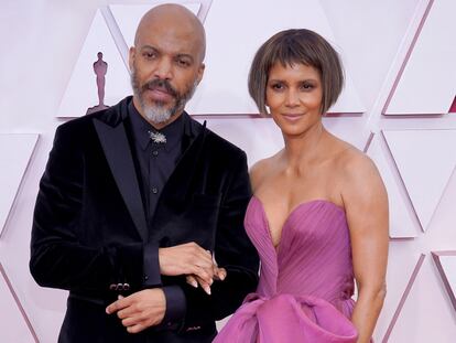 Halle Berry y Van Hunt, en los Oscar 2021.