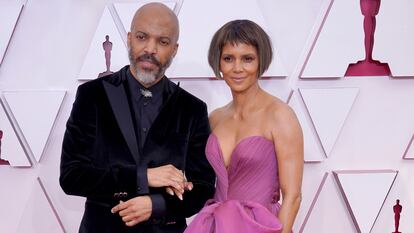 Halle Berry y Van Hunt, en los Oscar 2021.