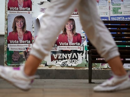 Una vecina de Maracena pasa por delante de carteles electorales en la localidad granadina.