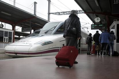 Pasajeros de AVE en la estación de Chamartín de Madrid.