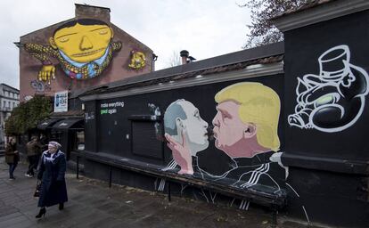 Grafiti en las calles de Vilna (Lituania) que refleja a Trump y a Putin d&aacute;ndose un beso. 