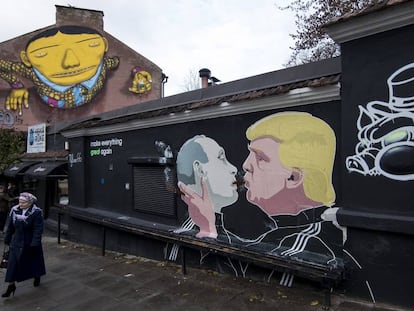 Grafiti mostra Trump e Putin se beijando.
