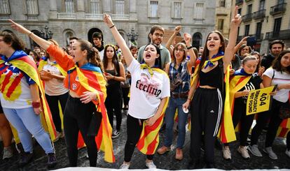 Jóvenes durante la jornada de huelga en Barcelona, este viernes.