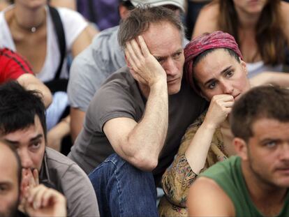 Asistentes a una de las asambleas celebradas ayer en la Puerta del Sol de Madrid.