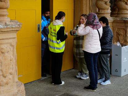 Refugiadas de Ucrania ante la puerta del centro de atención habilitado en la Fira de Barcelona.