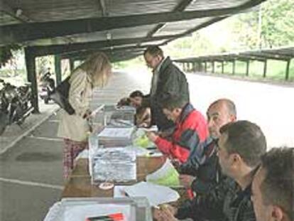 Votación de los trabajadores de Antena 3, ayer en Madrid.