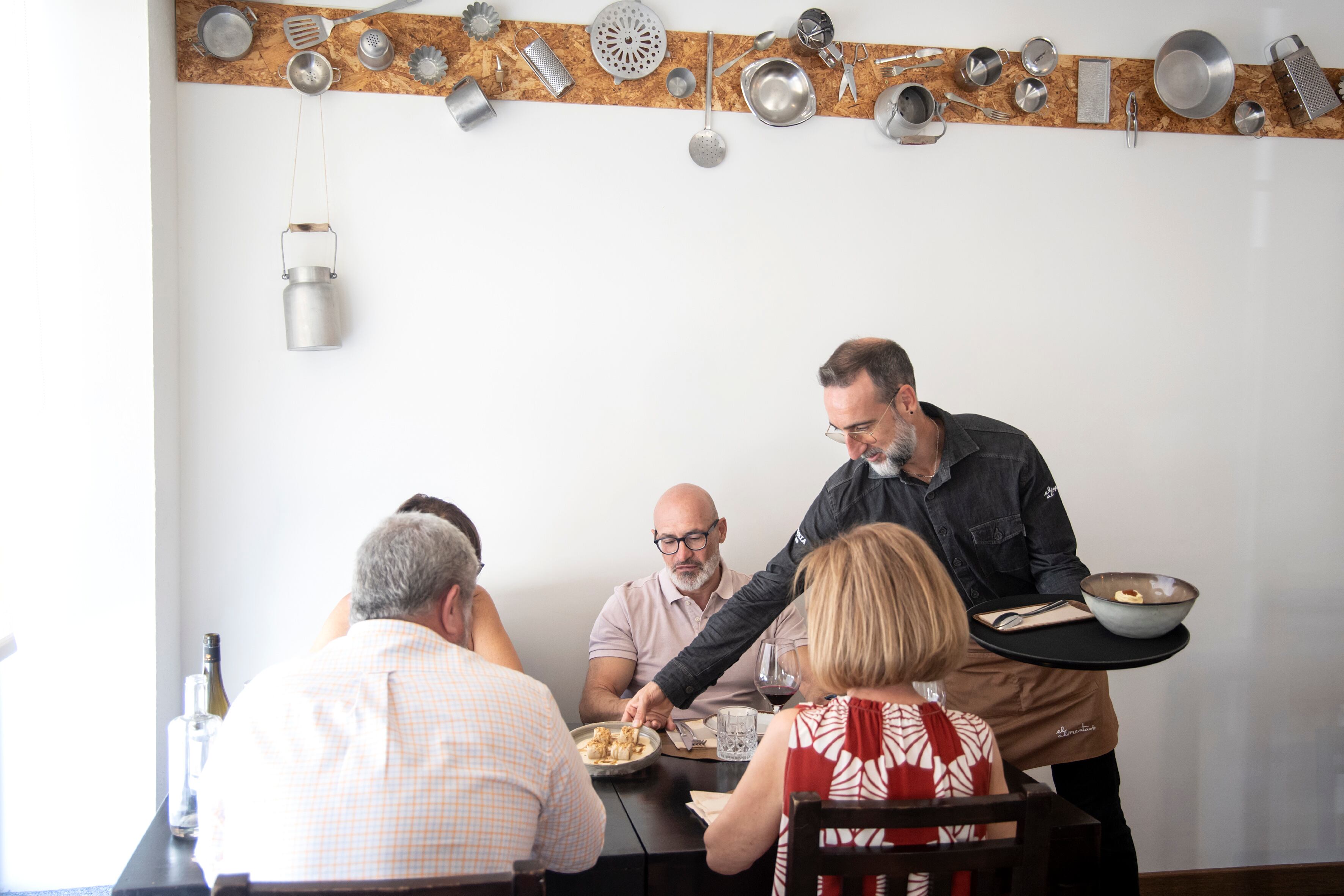 Hora de servicio en el restaurante El Alimentario.