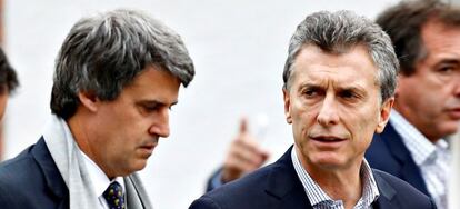 El presidente argentino, Mauricio Macri (dcha) junto al ahora destituido ministro de Hacienda y Econom&iacute;a Alfonso Prat-Gay en una imagen de archivo.