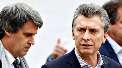 El presidente argentino, Mauricio Macri (dcha) junto al ahora destituido ministro de Hacienda y Econom&iacute;a Alfonso Prat-Gay en una imagen de archivo.