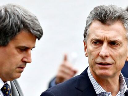 El presidente argentino, Mauricio Macri (dcha) junto al ahora destituido ministro de Hacienda y Econom&iacute;a Alfonso Prat-Gay en una imagen de archivo.