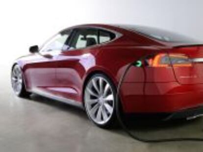 Un Tesla Modelo S en proceso de recarga