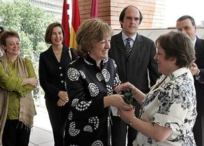 La ministra de Educación, María Jesús San Segundo, entrega el galardón a Milagros Asenjo.