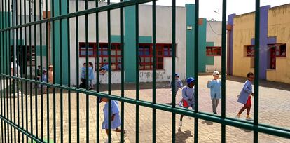 Un grupo de niños juega en el patio de un colegio del barrio de Santa Clara, en Lisboa. / J. M. D. B.