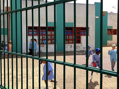 Un grupo de niños juega en el patio de un colegio del barrio de Santa Clara, en Lisboa.  / J. M. D. B.