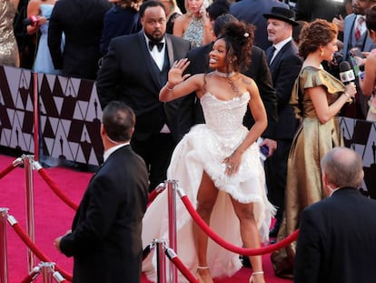 A cantora SZA acena no tapete vermelho do Oscar-2019