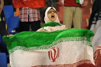 Una niña celebra un gol del iraní Piroozi Athletic Club en contra del equipo saudí Al-Hilal en Riad (Arabia Saudí).