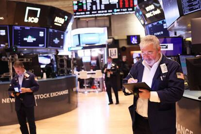 NEW YORK, NEW YORK - FEBRUARY 22: Traders work on the floor of the New York Stock Exchange during morning trading on February 22, 2023 in New York City. The stock market slightly bounced back at the opening after all three major indexes fell at least 2% at the closing of the market on Tuesday amid the release of the Federal Reservex92s latest meeting minutes. Michael M. Santiago/Getty Images/AFP (Photo by Michael M. Santiago / GETTY IMAGES NORTH AMERICA / Getty Images via AFP)