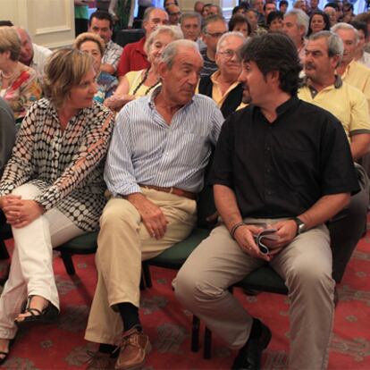 El secretario general de EA, Pello Urizar (a la derecha), conversa con Carlos Garaikoetxea y la responsable de Comunicación del partido, Ikerne Badiola, minutos antes de que ayer comenzara el acto de la formación independentista en San Sebastián.