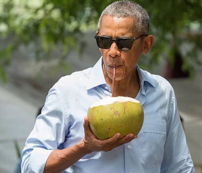 <strong>Qué 'snack'.</strong> Agua de coco.
<strong>La opinión del especialista.</strong> El actual presidente de EE.UU demuestra que el picoteo entre horas, además de sabroso, puede ser saludable. "El agua de coco es un alimento bajo en calorías que aporta fibra, potasio, magnesio y fósforo, y ayuda a mantener a raya el colesterol", afirma la nutricionista Carla Sánchez. "Es importante tomar el potasio suficiente porque ayuda a regular la presión sanguínea", añade. Pero, atención, a pesar de que es agua en un 95% no se debe sustituir el agua natural por esta de coco.