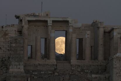 La lluna s'eleva al cel d'Atenes.