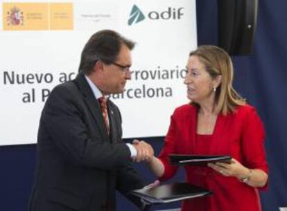 El presidente de la Generalitat de Cataluña,  Artur Mas,iz., y la ministra de Fomento, Ana Pastor,  durante la firma del acuerdo de colaboración para la construcción del nuevo acceso ferroviario al puerto de Barcelona.