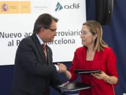 El presidente de la Generalitat de Cataluña, Artur Mas,iz., y la ministra de Fomento, Ana Pastor, durante la firma del acuerdo de colaboración para la construcción del nuevo acceso ferroviario al puerto de Barcelona.