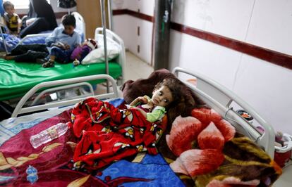 El Centro Nacional de Oncología en Sanaa admite alrededor de 600 nuevos pacientes con cáncer cada mes. Pero el año pasado recibió solo $ 1 millón en fondos de entidades estatales y grupos de ayuda internacional, asegura el jefe del centro, Ahmed al-Ashwal. En la imagen, una niña con cáncer descansa en su cama en el Centro Nacional de Oncología de Sanaa (Yemen).