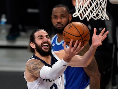 Ricky Rubio lanza, ante la mirada de LeBron en un duelo entre Lakers y Minnesota.