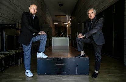 Pascal Morand (izquierda) y Carlo Capasa, presidentes de las respectivas federaciones de la moda de Francia e Italia, en el Museo del Traje de Madrid, el 26 de mayo de 2022.