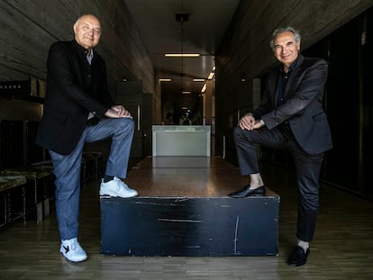 Pascal Morand (izquierda) y Carlo Capasa, presidentes de las respectivas federaciones de la moda de Francia e Italia, en el Museo del Traje de Madrid, el 26 de mayo de 2022.