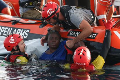 Miembros de la ONG española Proactiva Open Arms rescatan a Josefa en el Mediterráneo, a unas 85 millas de la costa libia, el 17 de julio de 2018. Josefa, camerunesa de 40 años de edad, huyó de su país por sufrir violencia de género: "Mi marido me pegaba. Me golpeaba porque no podía tener hijos". Cuando la encontraron, Josefa estaba boca abajo, aferrada a una tabla de madera en la que había luchado por mantenerse con vida durante dos días en el mar.