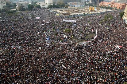 Miles de personas se manifiestan en la plaza de Tahrir de El Cairo, en febrero de 2011.