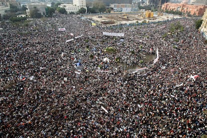 Miles de personas se manifiestan en la plaza de Tahrir de El Cairo, en febrero de 2011.