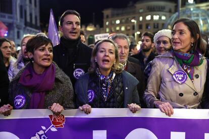 Las ministras socialistas Isabel Rodríguez, Nadia Calviño y Reyes Maroto, durante la manifestación por la Gran Vía de Madrid. 