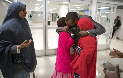 Ismail Issack abraza a sus dos hijas, en presencia de su madre, tras reunirse con ellas por primera vez después de siete años, en el Aeropuerto Internacional John F. Kennedy en Nueva York (EE UU), el 8 de marzo de 2017.