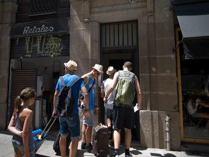 Un grupo de turistas llegan a un alojamiento turístico del centro de Barcelona, el pasado verano.