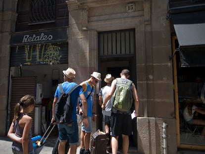 En la imagen un grupo de turistas entrando en un piso turístico en el centro de Barcelona.
