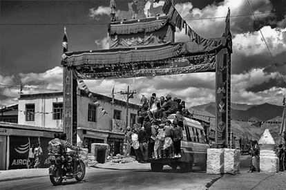 Leh es capital de la región de Ladakh en el Himalaya. Las carreteras sufren muchos cortes debido a las intensas lluvias que las hacen intransitables. Los autobuses transitan llenos de gente con el peligro que esto supone.