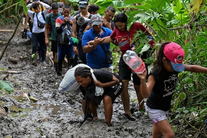 Migrantes venezolanos llegan a la aldea de Canaan Membrillo, el primer control fronterizo de la provincia de Darién en Panamá, el 13 de octubre de 2022.