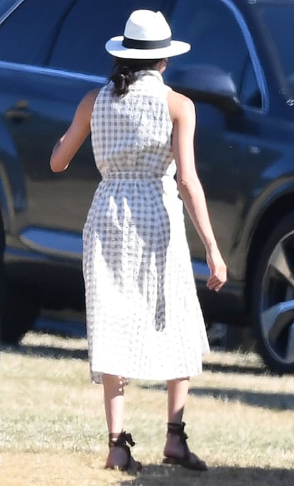 Markle también apuesta por vestido sencillo para su vida cotidiana. Al polo acudió con un traje de la norteamericana Shoshann.