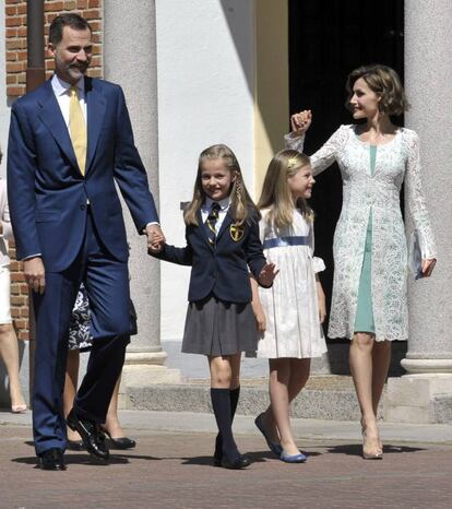 Para la primera comunión de la Infanta Leonor, el 20 de abril de 2015, Letizia dotó a su corte 'bob' de volumen gracias a unas ondas. En la imagen, los Reyes junto a sus hijas llegando a la iglesia.