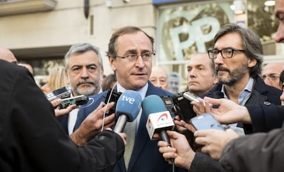 Alfonso Alonso declara ante los medios en Vitoria este miércoles.