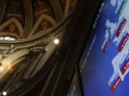 Un monitor en la Bolsa de Madrid muestra el valor de la prima de riesgo en algunos países de la zona euro. EFE/Archivo
